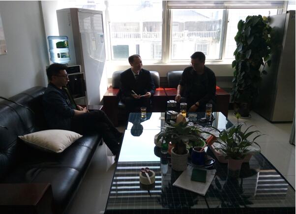 张能全到建水移动造访建水移动综合部司理王云龙（右一）和车辆主管曾磊（左一）