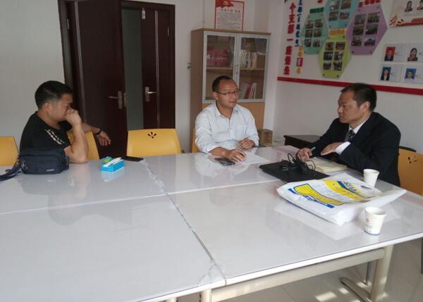 到金平县移动造访车辆主管李健松（中心）