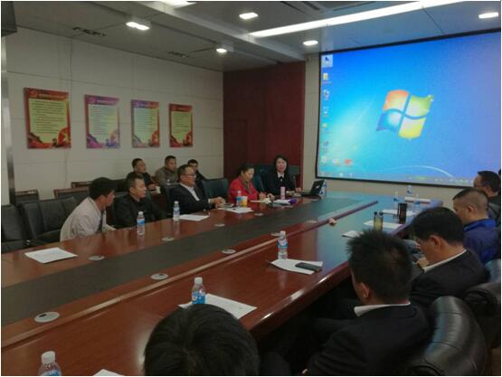 保山移动综合部总司理李梅（前排右一）在培训会上讲话。。。。。。。。