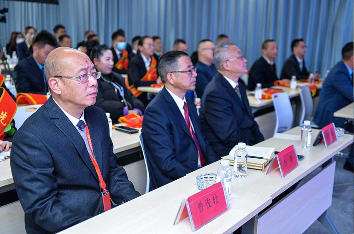 全神贯注的年会现场