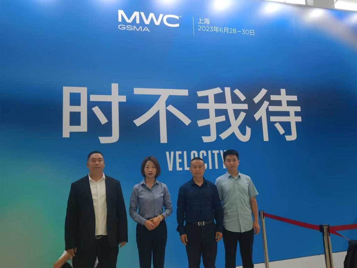 明升体育参展四人合影